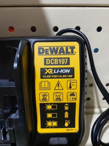 Аккумуляторный лазерный нивелир DeWalt DCE 088 D1R фото 4